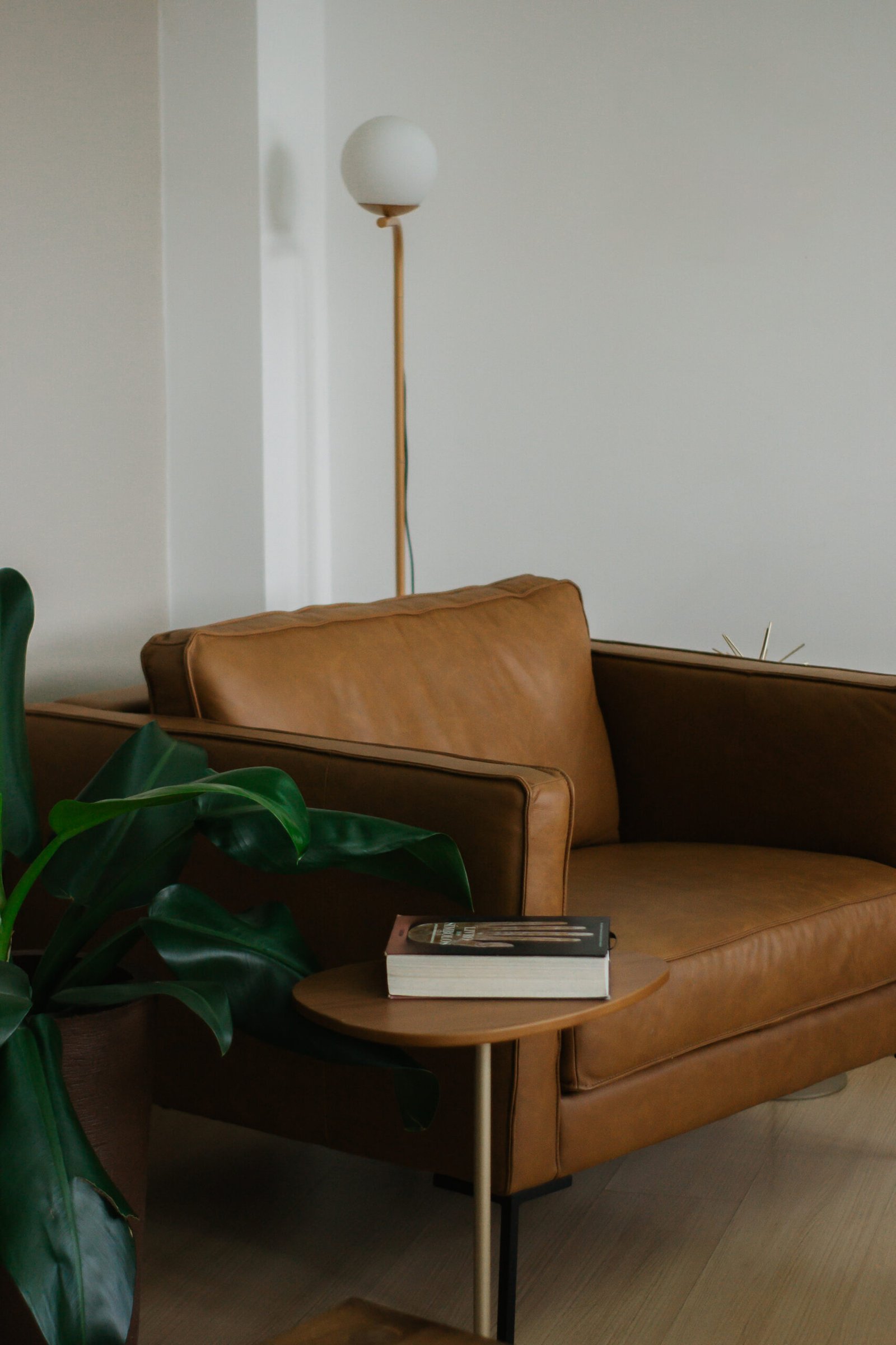 imagem de uma poltrona marrom e com uma luminária ao fundo exemplificando um espaço do consultorio